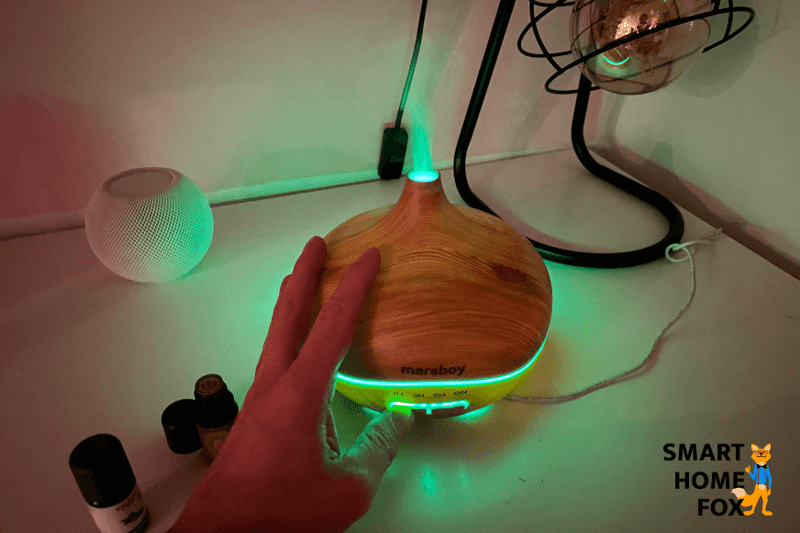 Der Marsboy Aroma Diffuser versprüht Nebel und die LED-Beleuchtung leuchtet grün